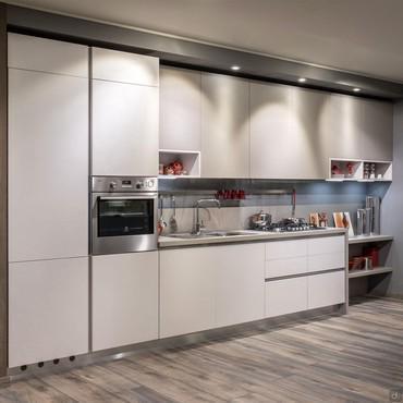 360-cm-wide kitchen with groove doors, built-in refrigerator, column with oven, flush-mount sink and steel burners, wall units and integrated hood