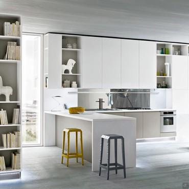 Kitchen with peninsula and pantry columns with pull-out shelves