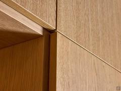 Detail of the doors in Fashion Wood Canapa, one of the finishes available along with numerous melamine and lacquer finishes