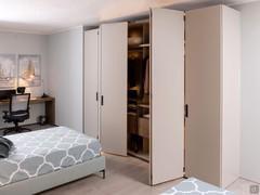 The large folding doors of the Driver Wide wardrobe, here in the 340.6 cm version, open onto a large central module that can be equipped as desired