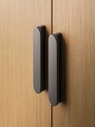 Detail of the Savoir double handle, also available as a single handle with positioning on the right-hand door only