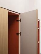 View of the inside of a Focus Wide wardrobe door. The doors in Barré polymeric melamine and Fashion Wood veneer (as shown in the photo) have the inside in Skin Effect NSE melamine.