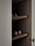 Example of the interior equipment of a Level Wide wardrobe. Here the lower compartment has been equipped for use as a shoe rack, with shelves that can be purchased in the dedicated Interior Equipment product card