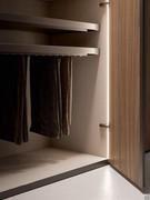 Pull-out tray with 5.2 cm high edge on the top and trouser rack on the bottom. Elegantly organised interior space