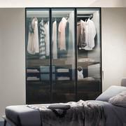 Ideal to store your favourite outfits, this innovative wardrobe with hinged doors can be considered both a useful and decorative element for the bedroom. Its moka shine integrated handle can be matched with a structure available in various finishes