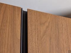 Full-height groove on the Utah Pacific wardrobe, also available on accessory modules such as the terminal and corner unit