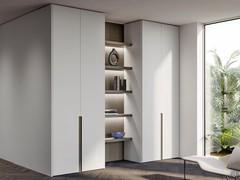 Closet Zenit Lounge alternated by a bookcase compartment with shelves and LED lighting