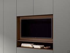 Modulo con Tv Lounge, con ante laccate opache e struttura porta TV in legno impiallacciato