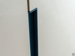 Detail of the lacquered groove, the Midley Wide wardrobe's own opening. It is available in two versions, one in the middle of the door and one that continues at full height between the bottom and the top