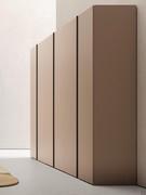 Side view of the Lake Wide matt lacquered wardrobe, with contrasting painted handle. The large depth of over 60 cm guarantees ample interior space, which can be accessed with the internal equipment dedicated to the Wide collection