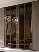 Arctic Wide linear wardrobe with 4 doors, obtained by joining two double-hinged door modules together. Internally equipped with vertical LED lighting and shelves