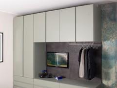 Hinged wall unit for Wide wardrobes, combined with a door and drawer module for an original wardrobe composition with visible back panel and lower baskets (all Wide elements)