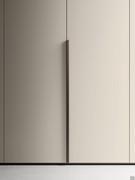 Detail of the Minima metal handle, tall and slim