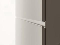 Detail of the horizontal groove dividing the door into two independent modules, also available matt lacquered in contrasting colours