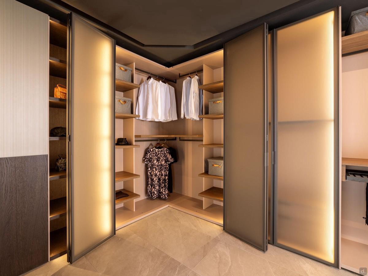 Driver Wide folding corner wardrobe in the centre of a Wide hinged wardrobe composition. Here proposed in canneté glass finish, but also available with lacquered or wooden door