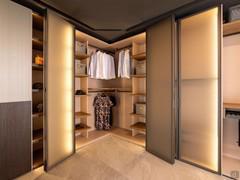 Driver Wide folding corner wardrobe in the centre of a Wide hinged wardrobe composition. Here proposed in canneté glass finish, but also available with lacquered or wooden door