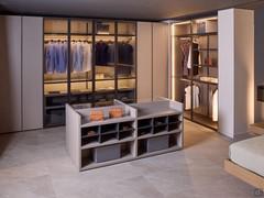 Centrally positioned Virginia wardrobe set between modules with hinged doors in Utah wood. The double pacific island for the centre of the room completes the ambience