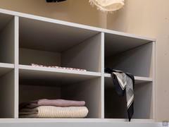 Raster can also be equipped with storage boxes in linen grey fabric