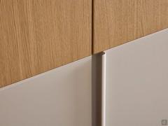 Detail of the matt lacquered Tortora groove, available in all sample colours. Upper panels are in fashion wood natural oak