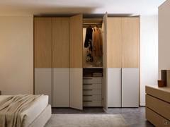 Ocean Wide wardrobe with curved groove handles, made by combining natural fashion oak wood panels and matt dove-coloured lacquers