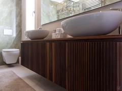 Detail of the structure of the bathroom cabinet in slatted wood.