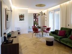 Open space of about 45 square meters with kitchen and living room together.