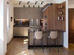 Custom kitchen: corner, L-shaped, with peninsula