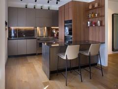 Custom kitchen with peninsula, top and backsplash in Laminam Noir Desire Lucido