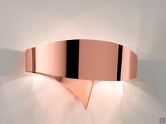 Curved metal wall sconce Linfa with electroplated copper diffuser