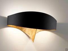 Curved metal wall sconce Linfa with black and gold diffuser