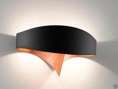 Curved metal wall sconce Linfa with black and copper diffuser