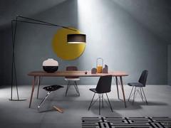 floor lamp with adjustable arm Effimera, illuminating the dining table