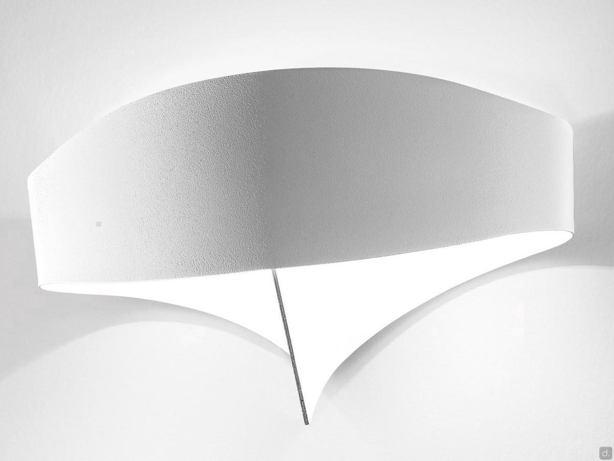 Curved metal wall sconce Linfa with metal diffuser White