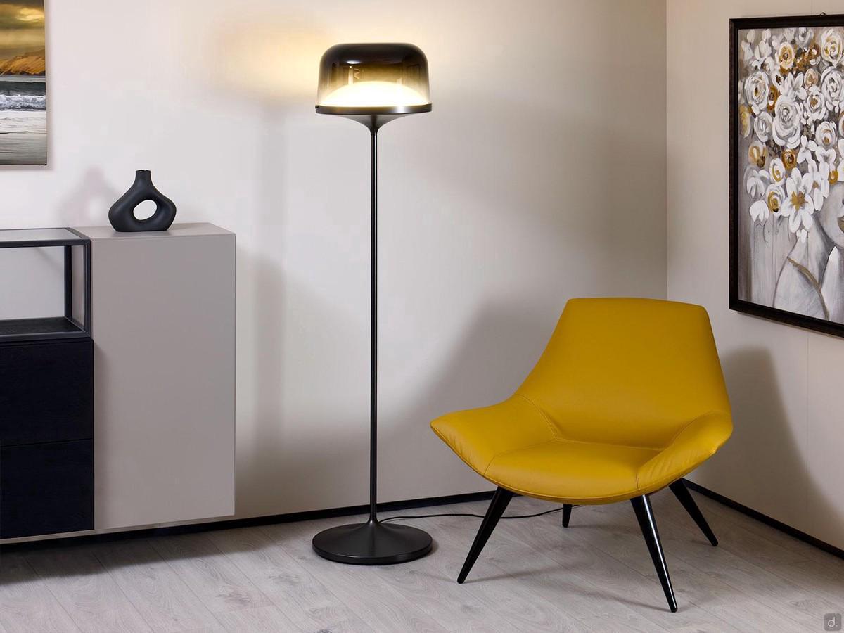 Floor lamp Pin with a dome-shaped glass shade. Metal structure with solid base. Perfect as a delicate spotlight for reading or relaxing areas