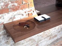 Detail of the emptying recess cut out on the canaletto walnut veneer shelf. You can also catch a glimpse of the soft light emitted by the LED backlighting