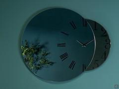 Fusion clock mirror, the hours are divided into Roman and Arabic numerals