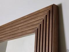 Detail of the frame with applied solid wood slats: you can clearly see the workmanship on the 45° joined corners