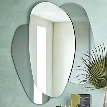 Mirror with three Ulisse by Cattelan