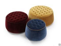 Set of three round velvet ottomans with tufted decoration on the topulla seduta