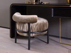 Mignon pouf made of Elina shiny velvet and Anodic Black powder-coated metal frame