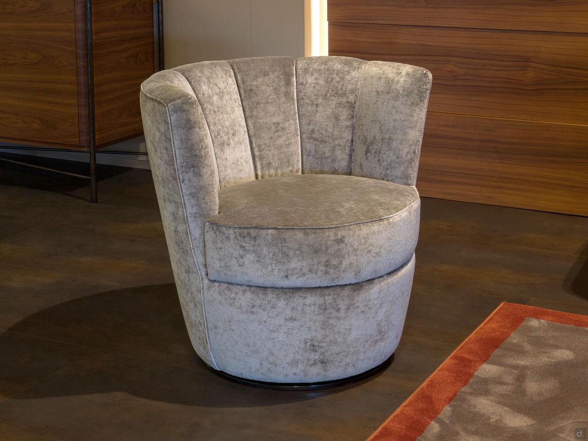 Front view of the Petra outlet swivel chair upholstered in velvet