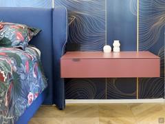 Front view of the larger bedside table composed of matt lacquered hanging drawer. The bed wing can be swiveled as desired.