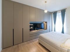 5-door wardrobe with bridge area for TV space