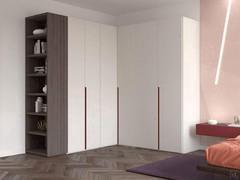 Corner wardrobe with wood-effect bookcase module and Amaranth lacquered half-height groove