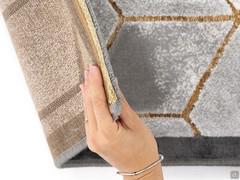 Detail of the thickness of the carpet