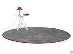 Anversa round rug in charcoal grey with ruby red edge