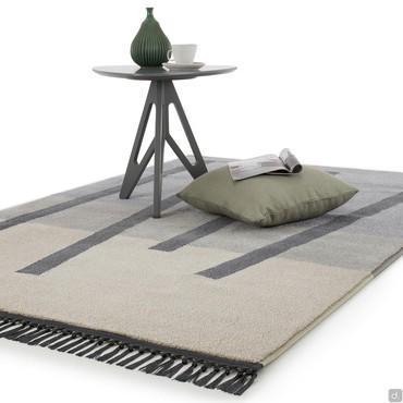 Riga tailor made rug with fringe