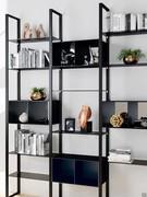 Metal cube shelf Swan integrated with the Milton bookcase, with which it dialogues perfectly in terms of size, finish and aesthetics