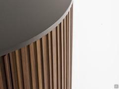 The slatted surface is composed of slats with variable widths, resulting in an eye-catching irregular three-dimensional effect