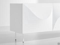 Cylindrical metal feet slender the sideboard Vertigo giving it an important height